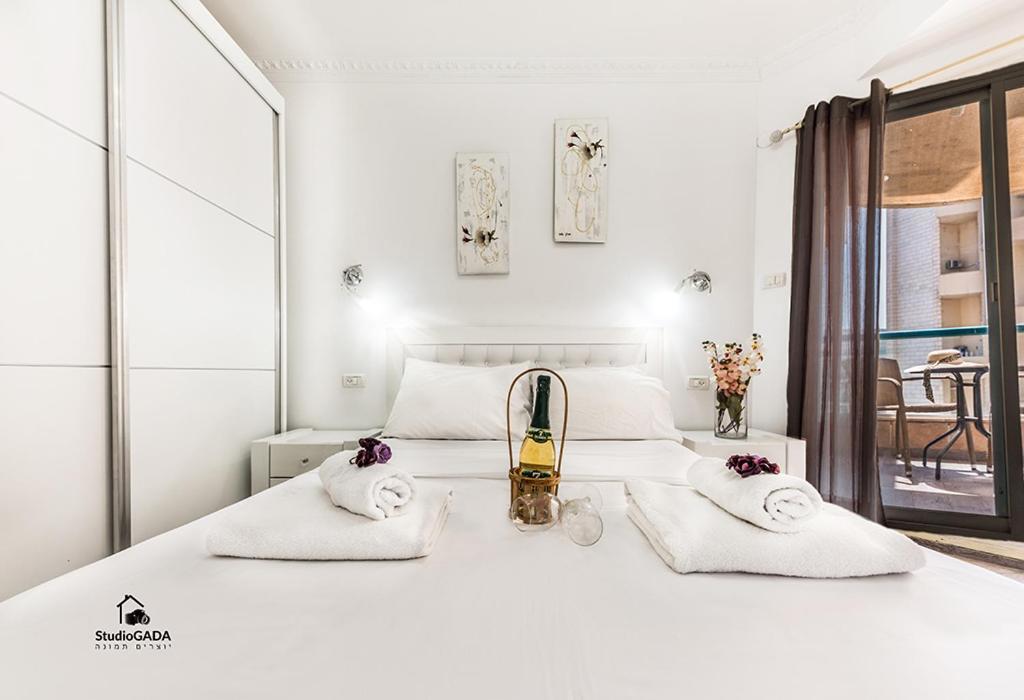 Kings & Queens By The Lake Apartment Tiberias Exterior photo