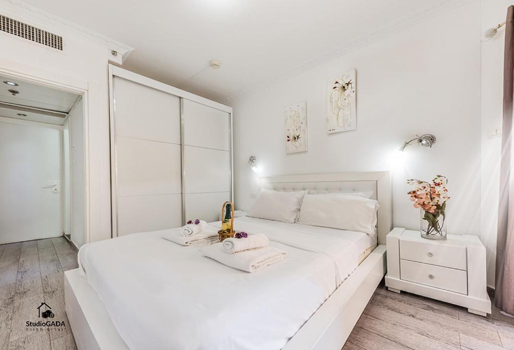 Kings & Queens By The Lake Apartment Tiberias Exterior photo